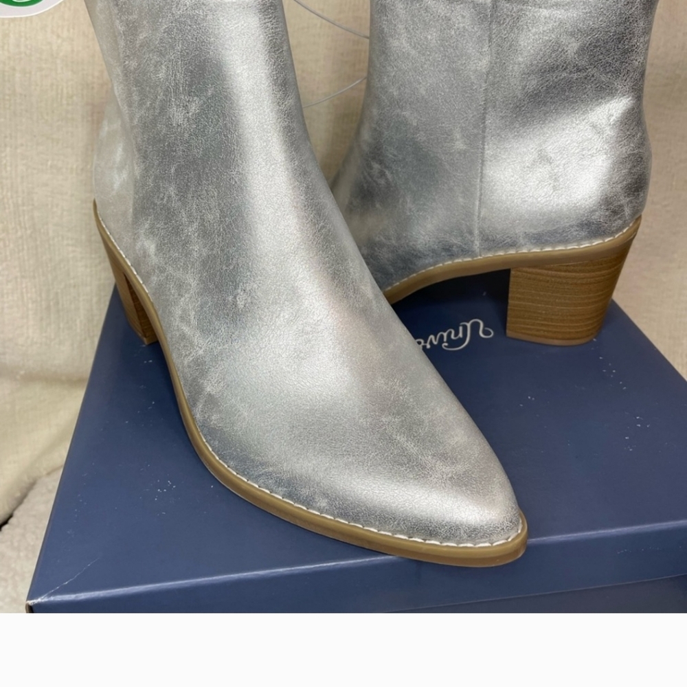 Universal thread Women’s Silver Shiny Malby Boots size 11, Side Zip NWT